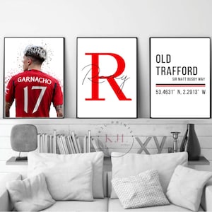 Könnte beinhalten: Drei druckbare Wandbilder mit einem Fußballspieler in einem roten Trikot mit der Nummer 17, dem Buchstaben R in Rot und einer Schwarzweißgrafik mit dem Text "OLD TRAFFORD SIR MATT BUSBY WAY 53.4631° N, 2.2913° W".