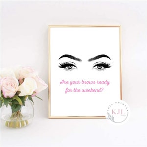 Puede incluir: Un póster blanco imprimible con una ilustración negra de dos ojos con pestañas largas y el texto "Are your brows ready for the weekend?" en rosa. El póster tiene un marco dorado y el texto "KJL Prints" en blanco y negro.