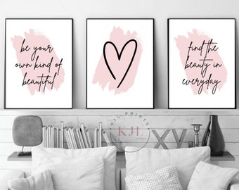 Peut inclure: Trois impressions d'art mural imprimables avec des fonds aquarelle roses et du texte noir. La première impression dit "be your own kind of beautiful". La deuxième impression a un cœur rose. La troisième impression dit "find the beauty in everyday".