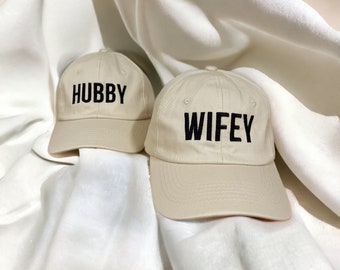 Geborduurde Wifey Hat, Hubby Hat, Hubby en Wifey Hoeden, Mijnheer en Mevrouw Hoeden, Bruid en Bruidegom Hoeden, Pasgetrouwde Geschenken, Huwelijksreis Geschenken