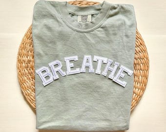 Camiseta Comfort Colors Breathe, Camiseta Breathe, Camiseta Yoga, Camiseta Meditação, Camiseta Motivacional, Camiseta Saúde Mental, Presente de Conscientização sobre Saúde Mental