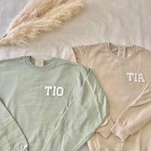 Tia Sweatshirt | Tia Sweater | Tia Gifts | Tio Sweatshirt | Tio Sweater | Tio Gifts | New Aunt Gift | Aunt Uncle Pregnancy Announcement Gift