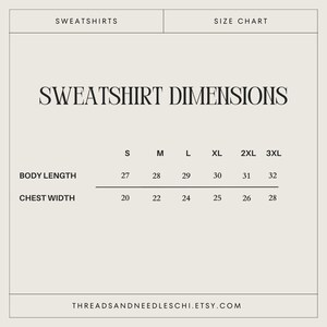 Puede incluir: Tabla de tallas para sudaderas con medidas en pulgadas para la longitud del cuerpo y el ancho del pecho. Las tallas incluyen S, M, L, XL, 2XL y 3XL. THREADSANDNEEDLESCHI.ETSY.COM