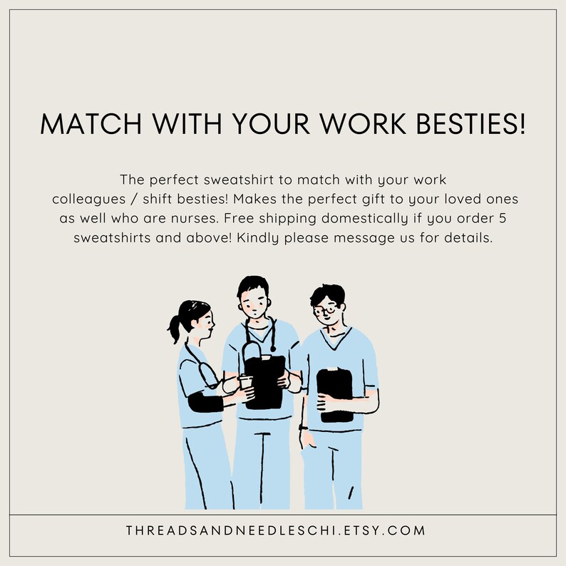 Pu&ograve; includere: Illustrazione di tre persone che indossano camici blu e stetoscopi. Il testo "MATCH WITH YOUR WORK BESTIES!" &egrave; in alto nell'immagine. Il testo "The perfect sweatshirt to match with your work colleagues / shift besties! Makes the perfect gift to your loved ones as well who are nurses. Free shipping domestically if you order 5 sweatshirts and above! Kindly please message us for details." &egrave; sotto l'illustrazione. Il testo "THREADSANDNEEDLESCHI.ETSY.COM" &egrave; in basso nell'immagine.