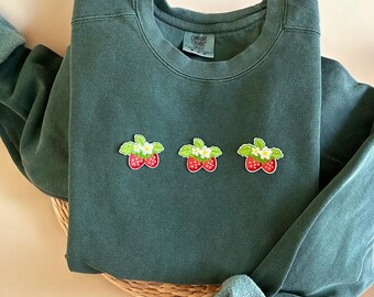 Comfort Colors® Strawberry Sweatshirt, Strawberry Lover Gift, Summer Sweatshirt, Fall Sweatshirt, Cottagecore Sweatshirt, Cottagecore Shirt