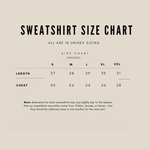 Puede incluir: Una tabla de tallas para sudaderas unisex, que muestra las medidas en pulgadas para la longitud y el pecho, para las tallas S, M, L, XL y 2XL. La tabla indica que las dimensiones pueden variar ligeramente debido a la marca de la sudadera.