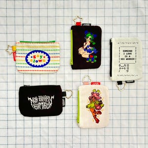 Minibolsos con cremallera / Monedero de skate de payaso Lovecore / Monedero de maquillaje con fuente metálica SW Labor Rights / Minibolso trans queer no binario