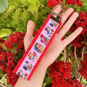 Cordón/Llavero con diseño de cachorros de San Valentín vintage, kitsch, con volantes rojos, bonito llavero Lovecore con volantes, pulsera de cuadros vichy pastel para San Valentín
