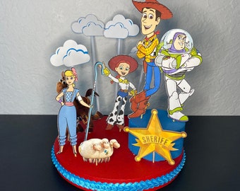 Toy Story Woody Herzstück | Benutzerdefinierte Geburtstagsparty Tischdekoration | Personalisierte Name & Alter | Kinder Party Dekoration | Spielzeug Geschichte Thema