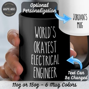 Peut inclure: Mug en céramique noire avec du texte blanc qui dit "World's Okayest Electrical Engineer". Le mug est de 11 oz ou 15 oz et est disponible en 6 couleurs. Le texte peut être personnalisé.