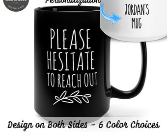 Könnte beinhalten: Schwarze Kaffeetasse mit weißem Text, der "Bitte zögern Sie nicht, sich zu melden" lautet, mit einem kleinen Zweigdesign unter dem Text. Die Tasse hat eine optionale Personalisierungsfläche auf der anderen Seite. Der Text "Design auf beiden Seiten - 6 Farboptionen" befindet sich am unteren Rand des Bildes.