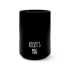 Puede incluir: Taza de cer&aacute;mica negra con texto blanco que dice "Kelsey's Mug".