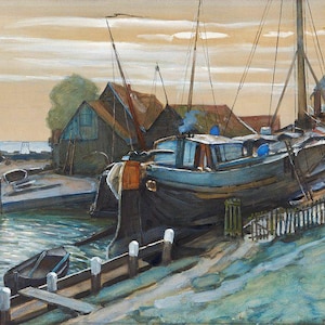 Könnte beinhalten: Ein Aquarellbild, das eine Hafenszene mit einem großen blauen Boot zeigt, das an einem Holzsteg angelegt ist. Das Boot ist von kleineren Booten und Gebäuden umgeben, und der Himmel ist in sanftem Orange und Gelb gehalten.