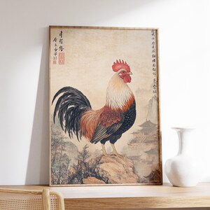 Puede incluir: Una ilustración de estilo vintage de un gallo de pie sobre una roca con una montaña y una pagoda en el fondo. El gallo es rojo, negro y marrón con una cresta y barbillas rojas. La ilustración está sobre un fondo beige con caracteres chinos en negro y rojo.