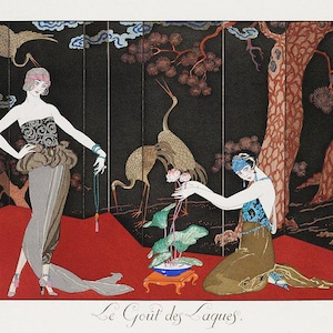 Peut inclure: Deux femmes en robes élégantes se tiennent dans un jardin stylisé. L'une porte une robe argentée avec un corsage à motifs noir et blanc et un long collier de perles turquoise. L'autre porte une robe dorée avec un corsage à motifs bleu et noir. Le texte "Le Goût des Laques" est écrit en bas de l'image.