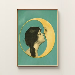 Op de afbeelding: Een vintage illustratie van een vrouw en een halve maan die elkaar kussen. De vrouw heeft donker haar en draagt een witte jurk. De maan is geel en heeft een menselijk gezicht.