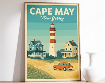 Może przedstawiać: Oprawiony wydruk z projektem plakatu podróżniczego w stylu vintage dla Cape May, New Jersey. Grafika przedstawia latarnię morską, domy i pomarańczowy samochód na tle niebiesko-zielonych pasków. Wyświetlane są słowa "CAPE MAY" i "New Jersey".