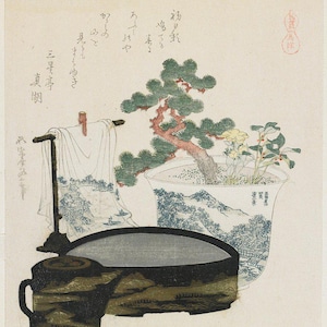 Pode incluir: Uma gravura japonesa em madeira que retrata uma árvore bonsai em um vaso branco com um design de paisagem. A árvore é um pinheiro com agulhas verdes e um tronco vermelho. O vaso está sobre uma mesa com uma chaleira preta e um pano branco pendurado em um suporte. A gravura é intitulada "Pinheiro" em caracteres japoneses.