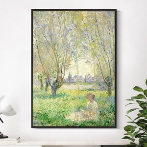 Puede incluir: Una pintura de una mujer sentada en un campo de hierba verde bajo un sauce llorón. El árbol tiene hojas verde claro y amarillas. La mujer lleva un vestido blanco y está de espaldas al espectador. En el fondo, se ven edificios y un río.