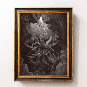 Op de afbeelding: Een zwart-witgravure die een dramatische scène toont van engelen die vechten tegen demonen in een donkere, stormachtige lucht. De engelen zwaaien met zwaarden en schilden, terwijl de demonen in de afgrond worden geworpen.