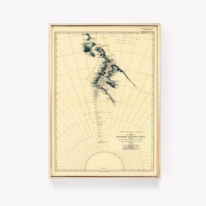 Puede incluir: Un mapa vintage de la expedición del Southern Journey Party a la Antártida en 1839. El mapa está impreso en papel color crema con líneas negras y azules y texto. El mapa muestra la ruta de la expedición, que viajó desde las Islas Shetland del Sur hasta el Círculo Polar Antártico.