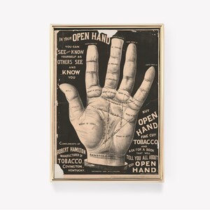 Op de afbeelding: Een vintage advertentie voor Open Hand Fine Cut Tabak. De advertentie toont een hand met lijnen en markeringen, een gebruikelijke praktijk in de handpalmologie. De tekst luidt: "In uw open hand kunt u zien weten wie u bent, zoals anderen zien en weten dat u Open Hand Fine Cut Tabak koopt en een boek aanvraagt dat u alles over uw open hand vertelt."