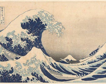 Op de afbeelding: Een houtsnede die een grote, blauwe golf toont die over drie boten breekt. De golf is gedetailleerd afgebeeld, met schuim en spatten. De berg Fuji is zichtbaar op de achtergrond. De print is getiteld "神奈川沖浪裏" (Kanagawa oki nami ura), wat vertaald wordt als "Onder de golf voor Kanagawa".