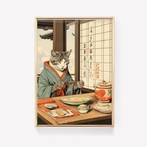 Puede incluir: Un gato atigrado con una bata japonesa tradicional se sienta a una mesa con un taz&oacute;n de sopa, palillos y un peque&ntilde;o plato de comida. El gato sostiene un palillo en su pata y mira al espectador. El fondo es una habitaci&oacute;n japonesa tradicional con una ventana y una puerta corrediza.