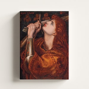 Op de afbeelding: Een schilderij van een vrouw in harnas die een zwaard vasthoudt, met een vastberaden uitdrukking omhoog kijkend. De vrouw heeft lang rood haar en draagt een bruine tuniek met gouden accenten. De achtergrond is donker en wazig.