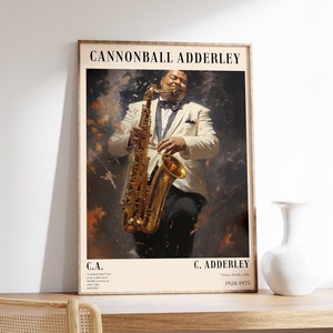Może przedstawiać: Plakat przedstawiający czarno-biały portret Cannonballa Adderleya grającego na złotym saksofonie. Plakat ma białe tło z czarnym tekstem, który głosi "Cannonball Adderley" u góry i "C. Adderley" na dole. Tekst zawiera również "Tampa, Floryda, USA" i "1928-1975".