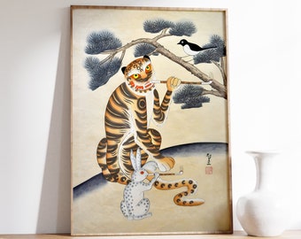 Puede incluir: Una ilustración enmarcada de un tigre tocando una flauta con un conejo sentado a su lado. El tigre es naranja y negro sobre un fondo blanco. Un pequeño pájaro blanco y negro está posado en una rama de pino sobre el tigre.