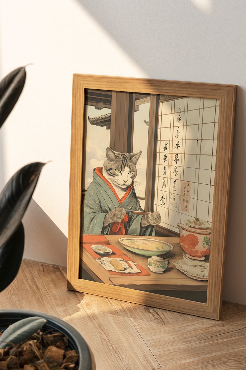 Puede incluir: Una impresi&oacute;n enmarcada de un gato vestido con un kimono japon&eacute;s tradicional, sentado a una mesa y comiendo con palillos. El gato mira al espectador con una expresi&oacute;n seria. La impresi&oacute;n est&aacute; en un marco de madera y tiene texto japon&eacute;s en la pared detr&aacute;s del gato.
