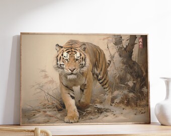 Puede incluir: Una pintura al agua enmarcada de un tigre caminando por un bosque. El tigre está mirando al espectador y tiene una expresión seria. La pintura está en tonos de marrón, gris y blanco. Los caracteres japoneses "虎" (tigre) y "方" (dirección) están escritos en rojo en la esquina superior derecha de la pintura.