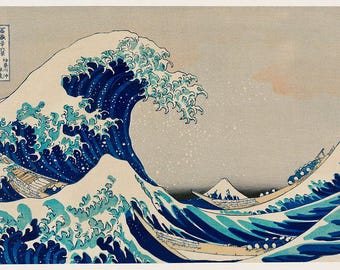Op de afbeelding: Een houtsnede die een grote, blauwe golf voorstelt die over drie boten breekt. De golf is gedetailleerd afgebeeld, met schuim en spatten. De berg Fuji is zichtbaar op de achtergrond. De prent is getiteld "神奈川沖浪裏" (Kanagawa oki nami ura), wat vertaald wordt als "Onder de golf voor Kanagawa".