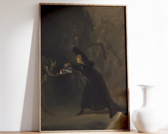 Puede incluir: Una pintura enmarcada que representa una escena oscura con una figura con una túnica negra que sostiene una vela encendida. La figura está rodeada de figuras sombrías y un caballo. La pintura está sobre un fondo oscuro.