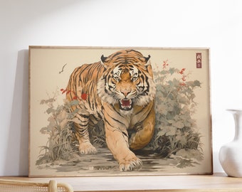 Puede incluir: Una impresión enmarcada de un tigre con una expresión feroz, caminando por un entorno de bosque. El tigre está representado en tonos de naranja, marrón y negro, sobre un fondo blanco. La impresión incluye el texto "虎" en caracteres japoneses.
