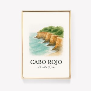 Può includere: Una stampa ad acquerello incorniciata con un paesaggio costiero. L'opera raffigura una scogliera con formazioni rocciose marroni, un rigoglioso fogliame verde e acqua turchese. Il testo "CABO ROJO Puerto Rico" è visualizzato nella parte inferiore.