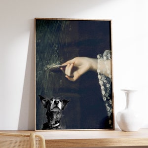 Könnte beinhalten: Ein gerahmter Druck eines Vintage-Gemäldes, das eine Hand zeigt, die aus einem dunklen Hintergrund herausreicht. Im unteren rechten Eck ist ein Schwarzweißbild eines nach oben blickenden Hundes überlagert.