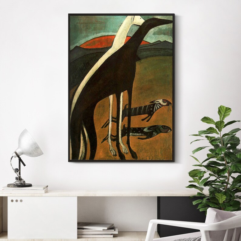 Puede incluir: Una pintura de tres perros estilizados en un entorno paisaj&iacute;stico. Los perros son negros, blancos y marrones, y se representan en un estilo simplificado, casi abstracto. El fondo es de un naranja y un verde apagados, con una sugerencia de colinas y una puesta de sol.