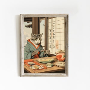 Puede incluir: Un gato atigrado con un kimono azul y verde se sienta a una mesa con un taz&oacute;n de sopa, palillos y una taza de t&eacute;. El gato est&aacute; sosteniendo los palillos y mirando al espectador. El fondo es una habitaci&oacute;n japonesa tradicional con una ventana y una puerta corrediza.