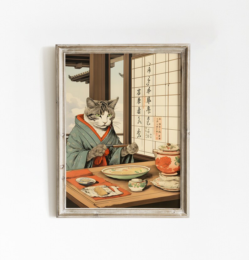 Puede incluir: Un gato atigrado con un kimono azul y verde se sienta a una mesa con un taz&oacute;n de sopa, palillos y una taza de t&eacute;. El gato est&aacute; sosteniendo los palillos y mirando al espectador. El fondo es una habitaci&oacute;n japonesa tradicional con una ventana y una puerta corrediza.