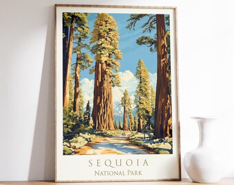 Op de afbeelding: Een ingelijste prent van Sequoia National Park. Het kunstwerk toont torenhoge sequoia's met een getextureerde schors, een pad en een blauwe lucht met wolken. De prent heeft de woorden "Sequoia National Park" onderaan.