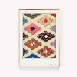 Peut inclure: Une impression encadrée d'un motif de courtepointe coloré avec un design hexagonal. La courtepointe est faite de différents tissus dans des tons de rouge, rose, bleu, marron et blanc. L'impression est signée "Ruth M. Bender" dans le coin inférieur droit.