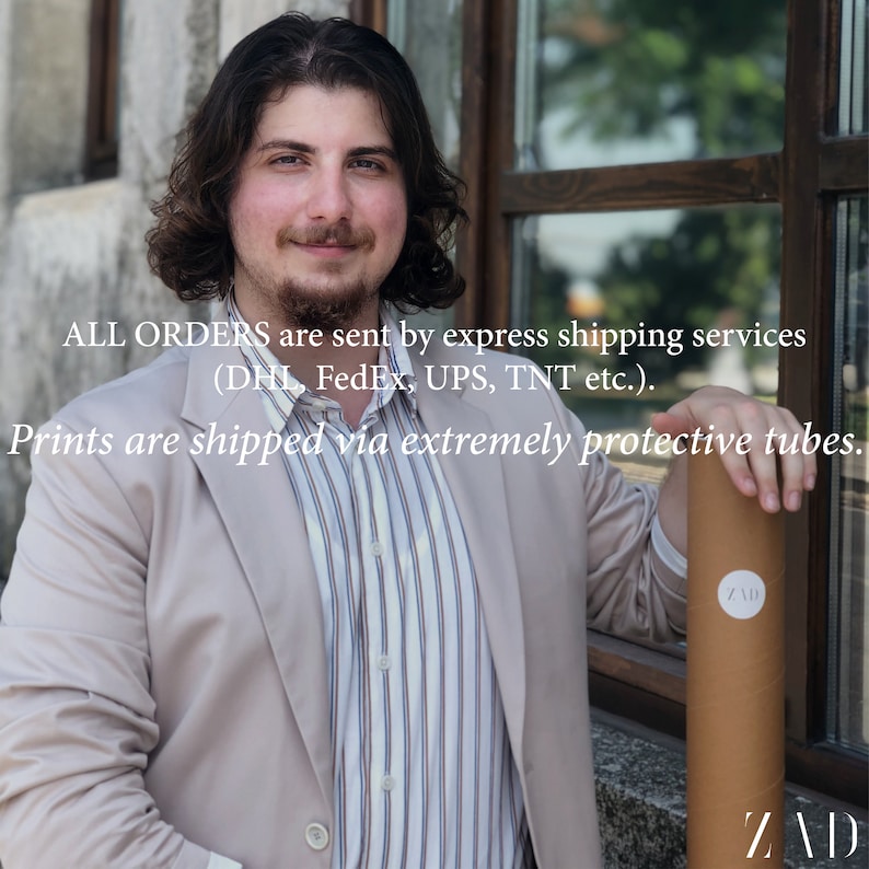 Puede incluir: Un hombre con un blazer beige y una camisa a rayas sostiene un tubo marr&oacute;n con la palabra "ZAD" impresa. El texto "ALL ORDERS are sent by express shipping services (DHL, FedEx, UPS, TNT etc.). Prints are shipped via extremely protective tubes." es visible en la imagen.