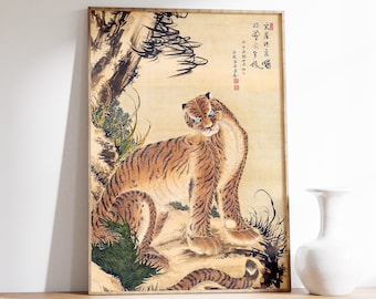 Puede incluir: Una pintura japonesa vintage de un tigre en un entorno de bosque. El tigre está representado en un esquema de color marrón claro y negro con ojos azules. La pintura está enmarcada en un marco de madera simple.