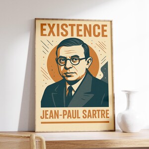 Puede incluir: Impresión artística enmarcada con un retrato estilizado de Jean-Paul Sartre. La imagen presenta la palabra «EXISTENCE» en la parte superior y «JEAN-PAUL SARTRE» en la inferior. La paleta de colores incluye beige, naranja y azul marino.