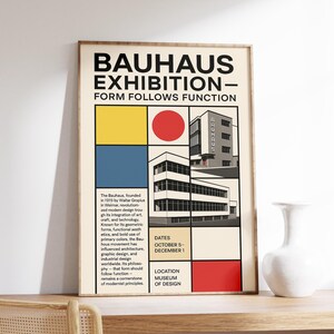 Könnte beinhalten: Gerahmtes Bauhaus-Ausstellungsplakat mit dem Text "BAUHAUS EXHIBITION - FORM FOLLOWS FUNCTION". Das Plakat zeigt geometrische Formen in Gelb, Rot und Blau, zusammen mit architektonischen Illustrationen und Text. Die Ausstellungsdaten sind 5. Oktober - 1. Dezember.