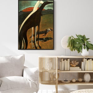 Puede incluir: Una pintura de tres perros estilizados en un entorno paisaj&iacute;stico. Los perros son negros, blancos y marrones, y se representan en un estilo simplificado, casi abstracto. El fondo es de un verde y marr&oacute;n apagados, con un sol rojo poni&eacute;ndose en la distancia.