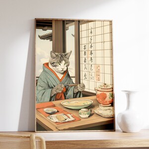 Puede incluir: Una pintura digital de un gato con un kimono japon&eacute;s tradicional, sentado en una mesa con un cuenco de fideos, una tetera y una taza. El gato est&aacute; sosteniendo palillos y tiene una expresi&oacute;n seria en su rostro. El fondo es una habitaci&oacute;n japonesa tradicional con una ventana y una puerta corredera.