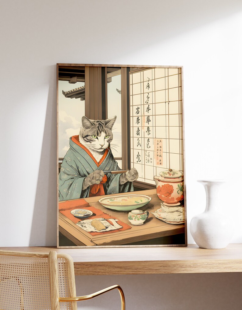 Puede incluir: Una pintura digital de un gato con un kimono japon&eacute;s tradicional, sentado en una mesa con un cuenco de fideos, una tetera y una taza. El gato est&aacute; sosteniendo palillos y tiene una expresi&oacute;n seria en su rostro. El fondo es una habitaci&oacute;n japonesa tradicional con una ventana y una puerta corredera.